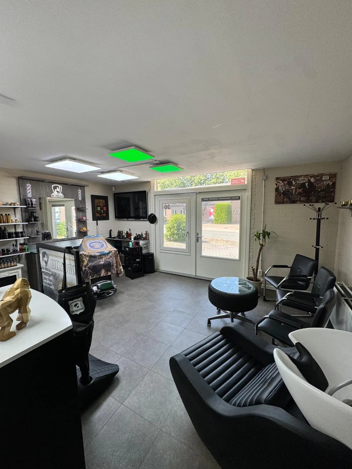 Rustig interieur van Barbershop De Maten met wachthoek en barberstoel in Apeldoorn