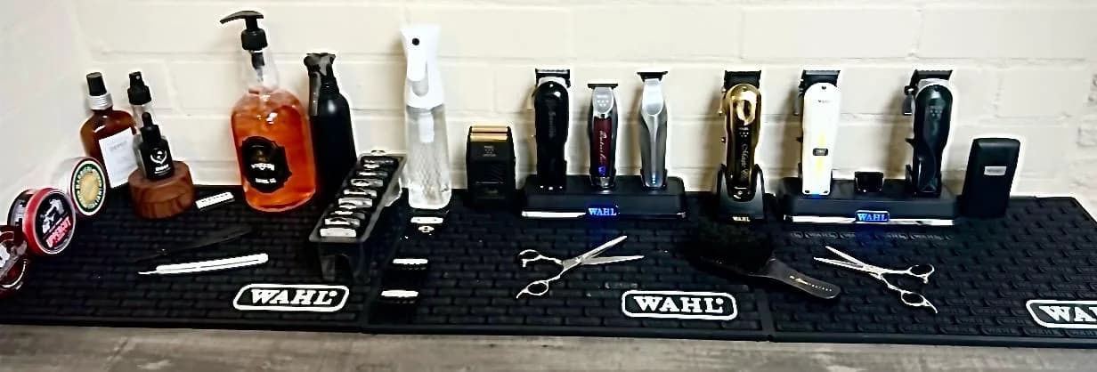 Tondeuses, scharen en kammen van Barbershop De Maten op de werkmat